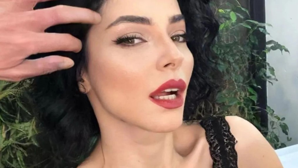 Merve Boluğur mini elbisesiyle yürek hoplattı!