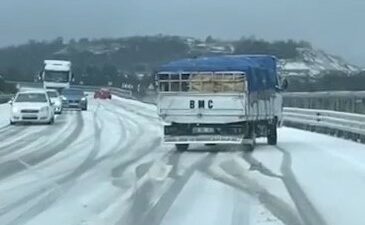 Bursa’da yollar buz tuttu, araçlar yolda kaldı