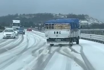 Bursa’da yollar buz tuttu, araçlar yolda kaldı