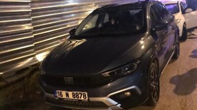 Bursa’da yağış sonrası yol çöktü : 4 araç hasar gördü