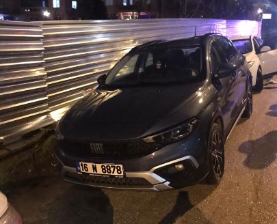 Bursa’da yağış sonrası yol çöktü : 4 araç hasar gördü
