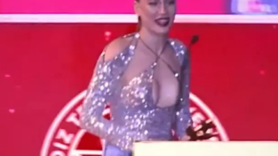 Serenay Sarıkaya ödül törenine damga vurdu!