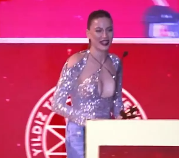 Serenay Sarıkaya ödül törenine damga vurdu!