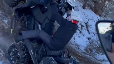 ATV’den düşen arkadaşını kahkahayla izledi