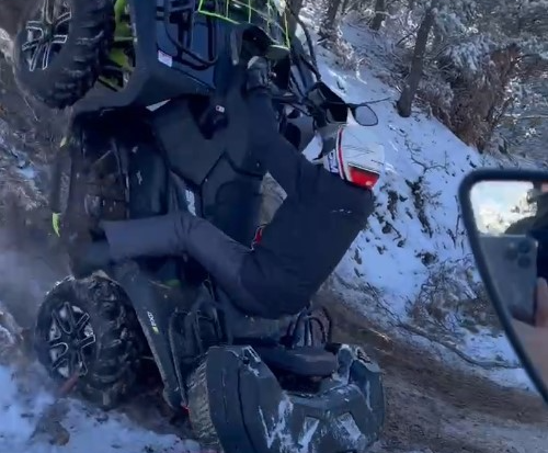 ATV’den düşen arkadaşını kahkahayla izledi