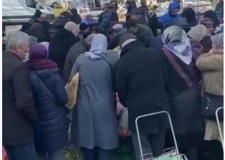 Bursa’da pazar tezgahını satın aldı, vatandaşlara dağıttı