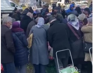 Bursa’da pazar tezgahını satın aldı, vatandaşlara dağıttı