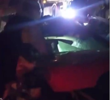 Bursa’da tıra çarpan otomobil hurdaya döndü…Sıkışan sürücü kurtarıldı