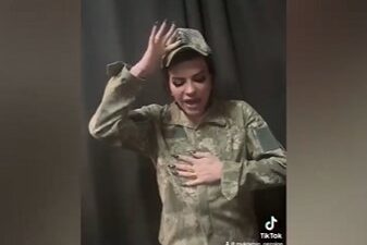 Mükremin Gezgin kamuflaj giyerek asker selamı verdi