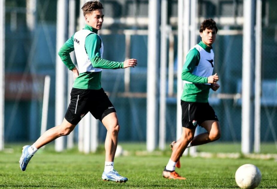 Bursasporlu futbolculardan moralli idman Bursasporlu futbolculardan moralli idman