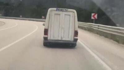 Bursa’da modifiyede son nokta: Bagaj kapağına plastik kapı taktı!