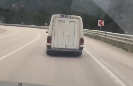 Bursa’da modifiyede son nokta: Bagaj kapağına plastik kapı taktı! Bursa’da modifiyede son nokta: Bagaj kapağına plastik kapı taktı!