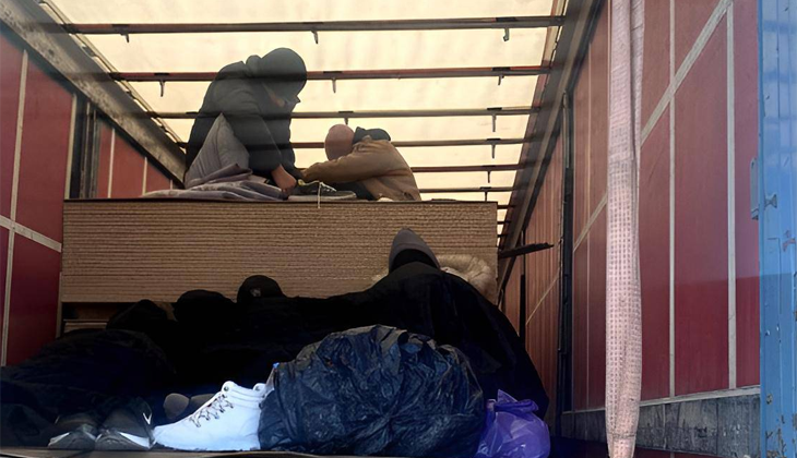 Bursa’da TIR dorsesinde 9 kaçak göçmen yakalandı