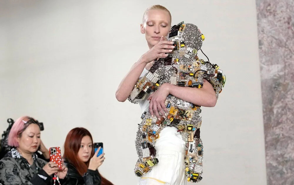 Paris Moda Haftası’nda ‘robot bebek’