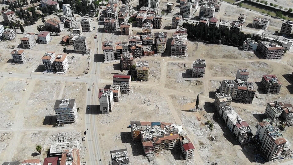 Depremde 38 kişiye mezar olan Emek Apartmanı davasında tutuklu sanıklara tahliye