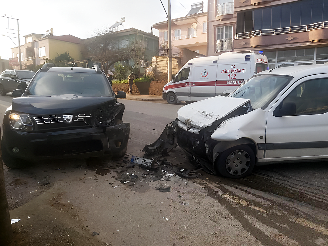 Bursa’da korkutan kaza: Kafa kafaya çarpıştılar