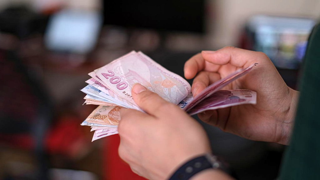 Emekliye 3 bin lira ikramiye Meclis’te kabul edildi