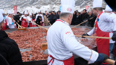 Dünyanın en büyük sucuklu yumurtası: 450 kilogram sucuk, 3 bin yumurta kullanıldı