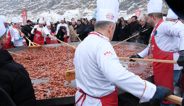 Dünyanın en büyük sucuklu yumurtası: 450 kilogram sucuk, 3 bin yumurta kullanıldı