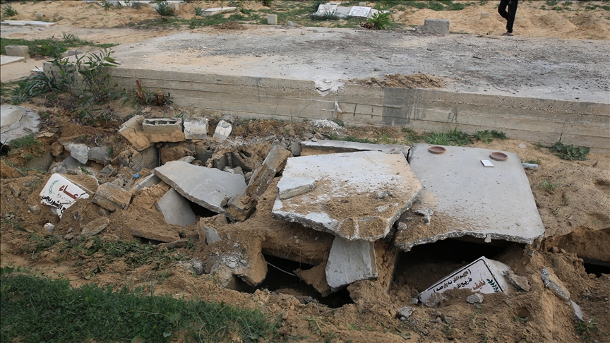 İsrail, Gazze’de esirleri bulmak için mezarlığı tahrip etti