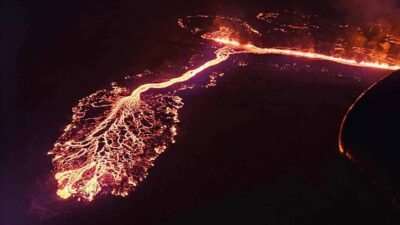 İzlanda’da lavlar kasabaya ulaştı, bir ev alev aldı