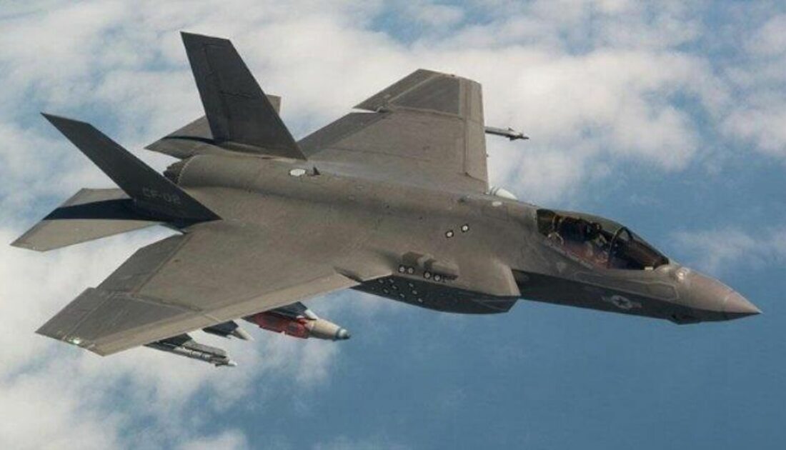 ABD’ye ait F-16 acil durum nedeniyle iki yakıt tankını denize bıraktı