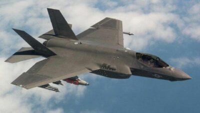 ABD’ye ait F-16 acil durum nedeniyle iki yakıt tankını denize bıraktı