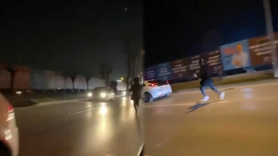 Bursa trafiğinde ilginç anlar: Kaskını taktı caddede koşmaya başladı