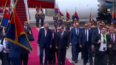 Cumhurbaşkanı Erdoğan’ı 12 yıl sonra Mısır’da Sisi karşıladı