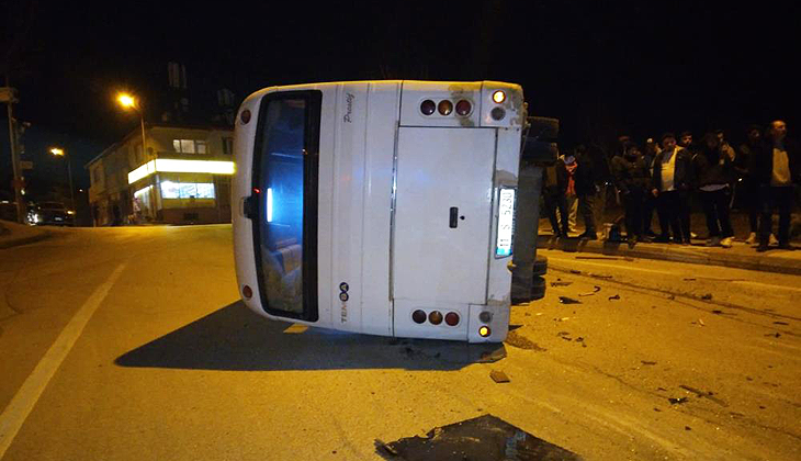 Ambulans ile işçi taşıyan minibüs çarpıştı: 8 yaralı