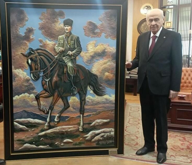 Yapımı 3 ay süren tablo Bahçeli’nin makamında