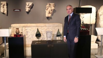 Yurt dışına kaçırılan 41 tarihi eser Türkiye’ye getirildi