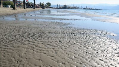 Akyaka’da deniz suyu 10 metre çekildi