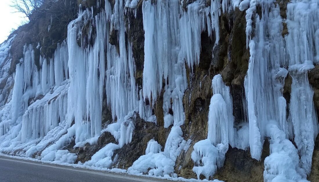 Tunceli’de ‘Ağlayan Kayalar’ dondu