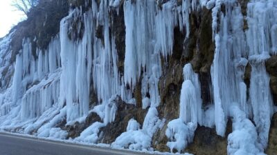 Tunceli’de ‘Ağlayan Kayalar’ dondu
