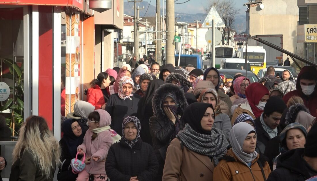 Bursa’da ucuz paspas izdihamı! Saatlerce sıra beklediler