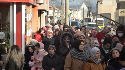 Bursa’da ucuz paspas izdihamı! Saatlerce sıra beklediler