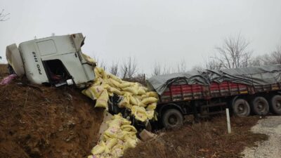 Bursa’da yem yüklü tır yoldan çıktı: 2 yaralı