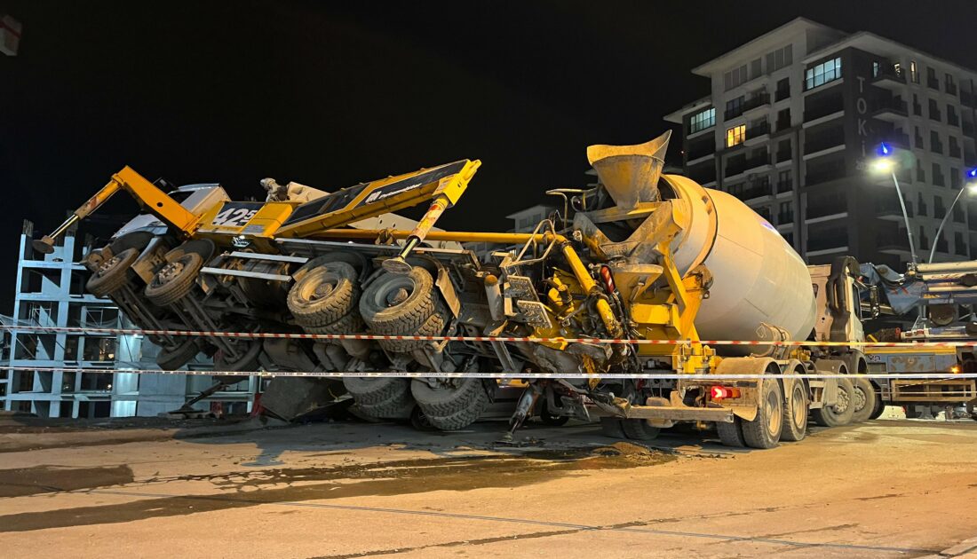 İnşaat çalışmasında beton pompası aracı yan yattı