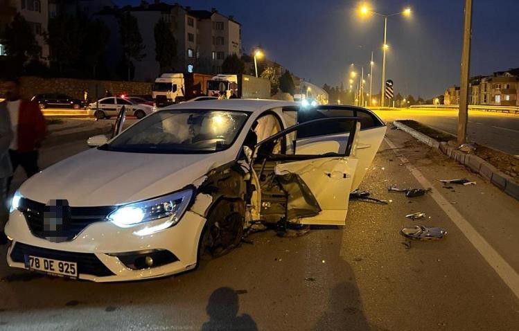 Bursa İnegöl’de iki otomobil çarpıştı: 4 kişi yaralandı