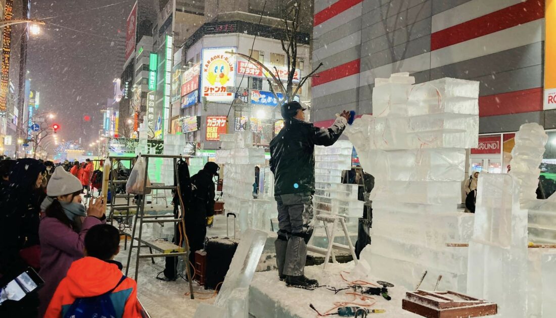 Japonya’daki kar festivali görsel şölen oluşturdu