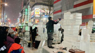 Japonya’daki kar festivali görsel şölen oluşturdu