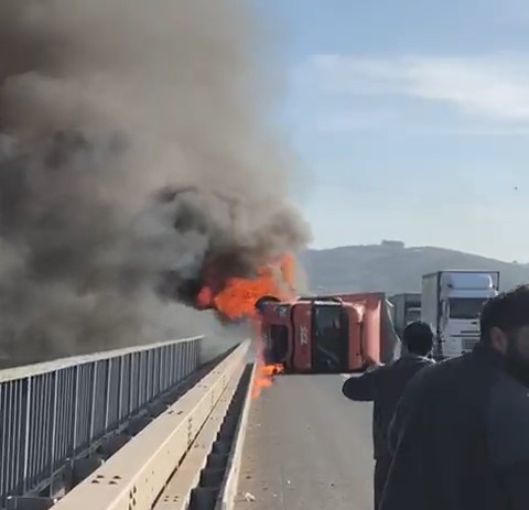 Bursa’da otobanda kaza yapan tır alev alev yandı