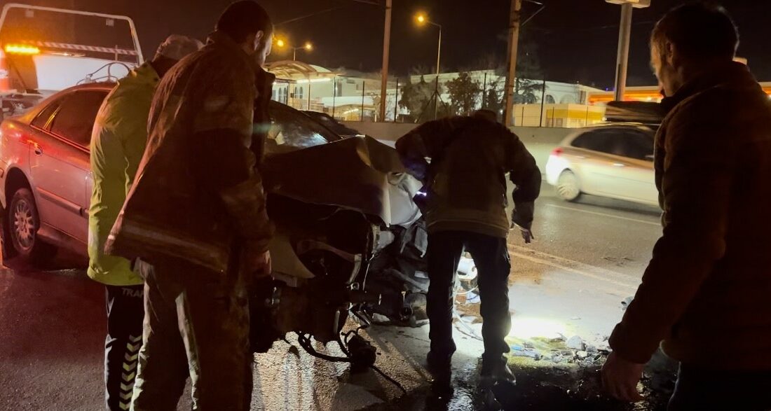 Bursa’da alkollü sürücü direğe çarptı: 3 arkadaş otomobilde sıkıştı