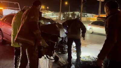 Bursa’da alkollü sürücü direğe çarptı: 3 arkadaş otomobilde sıkıştı