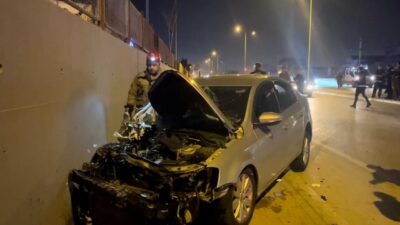 Bursa’da kaza… Önce kamyonete sonra duvara çarptı: 2 yaralı