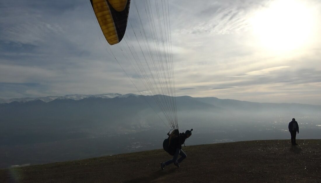 Bursa’da yamaç paraşütü yapan arkadaşlarını uçaktan selamladı