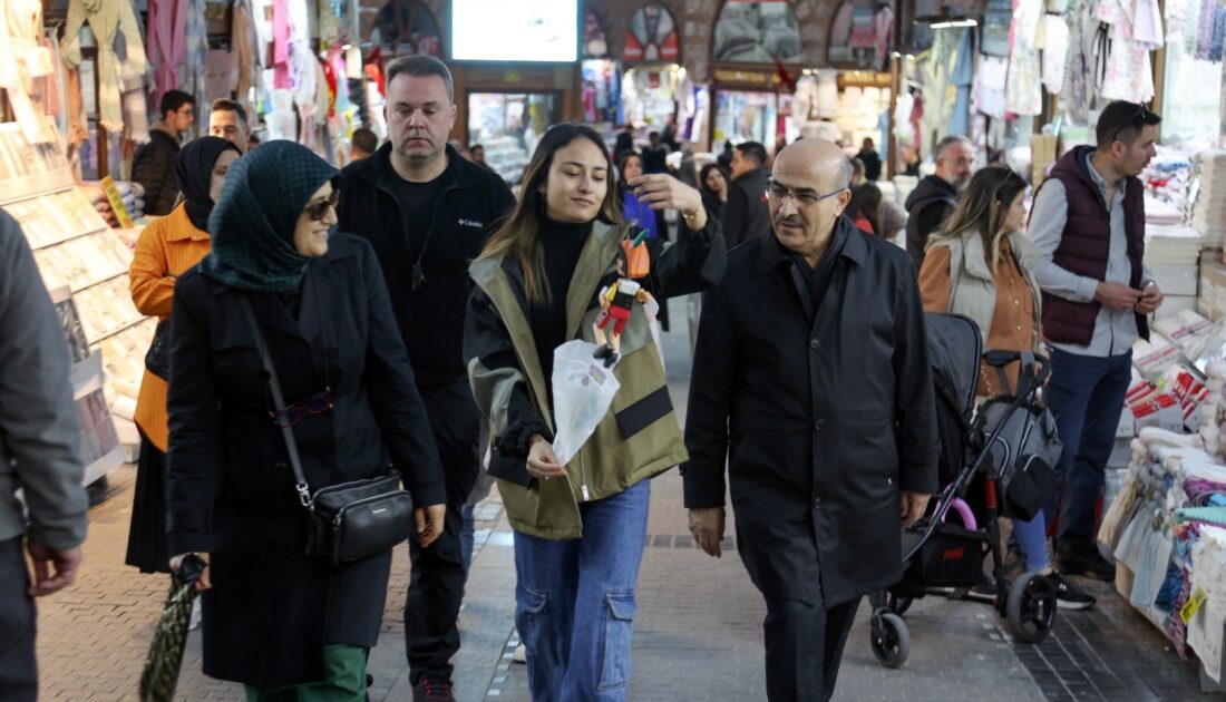 Bursa Valisi Demirtaş ailecek halkın içinde Bursa Valisi Demirtaş ailecek halkın içinde