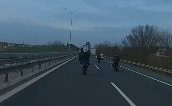 Motosiklet sürücüleri tehlike saçtı