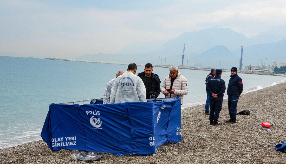 Deniz üzerinde yarı çıplak erkek cesedi bulundu
